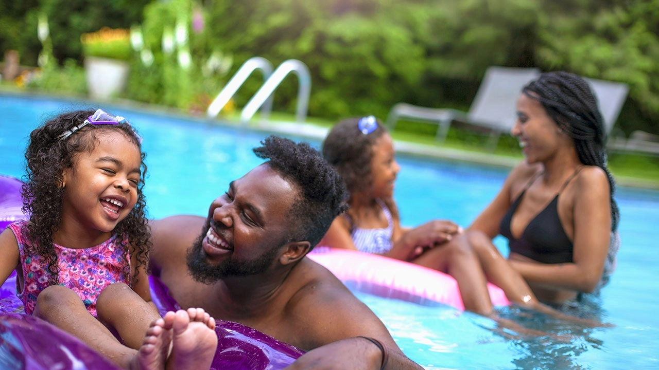 Family enjoying the swimmingpool